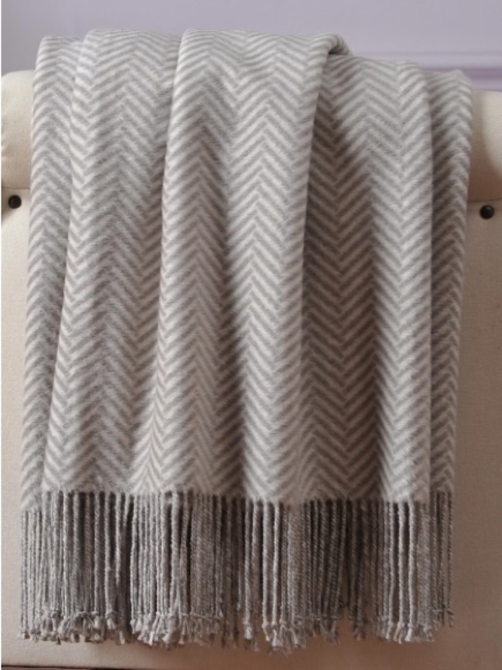 CUDDLE DREAMS Silk Throw Blanket W Hand-Knotted Fringe
Herringbone Gray  New
